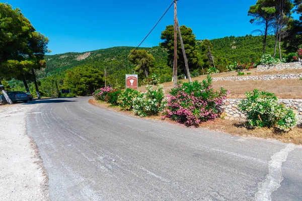 Yunanistan sahilinde düzenli çiçekler