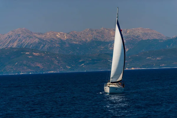 Cruise Sail Boat Blue Ocean Water Mountains Background — Stock Photo, Image