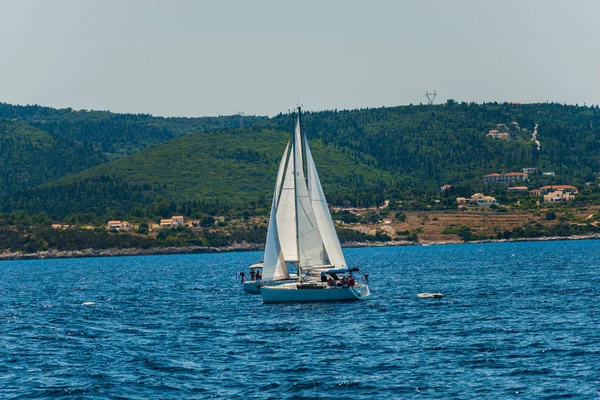 帆船在蓝色海水 海岛风景背景 — 图库照片