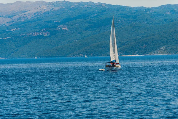 Kefalonia Yunanistan Temmuz 2017 Fiskardo Körfezi Nde Denizde Tekne — Stok fotoğraf