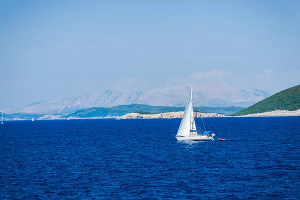 ケファロンニア ギリシャ 2017 フィスカルド湾の海上ボート — ストック写真