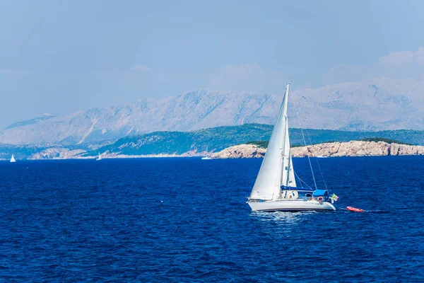 Kefalonia Yunanistan Temmuz 2017 Fiskardo Körfezi Nde Denizde Tekne — Stok fotoğraf