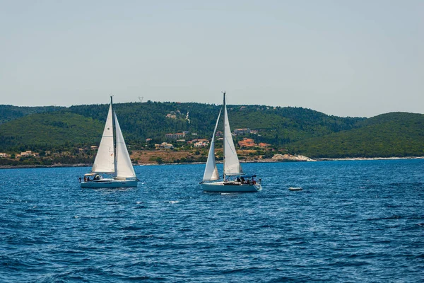 背景に青い海の水とブルーの空と島の山の帆ボート — ストック写真