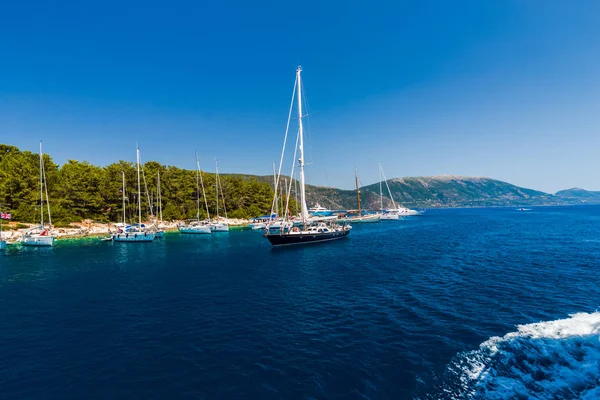 Kefalonia, Yunanistan - 11 Temmuz 2017: Fiskardo Körfezi'nde denizde tekneler.