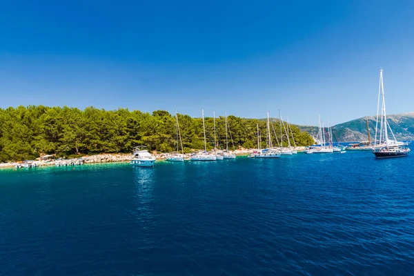 Kefalonia Griechenland Juli 2017 Boote Auf Meer Fiskardo Bucht — Stockfoto