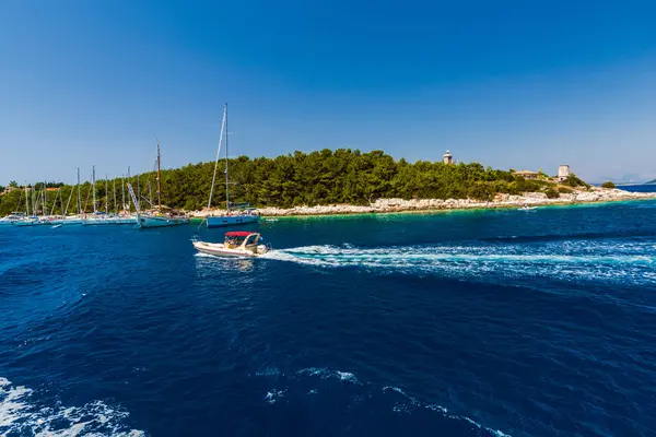 Kefalonia Řecko Července 2017 Čluny Moři Zálivu Fiskardo — Stock fotografie