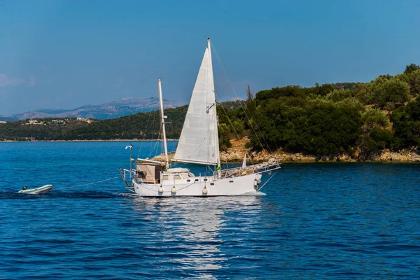 Kefalonia Grecja Lipca 2017 Łódź Morzu Fiskardo Bay — Zdjęcie stockowe