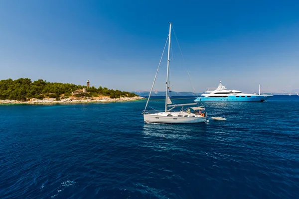 Céphalonie Grèce Juillet 2017 Bateaux Mer Dans Baie Fiskardo — Photo