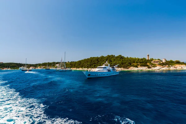 Kefalonia Griechenland Juli 2017 Boote Auf Meer Fiskardo Bucht — Stockfoto