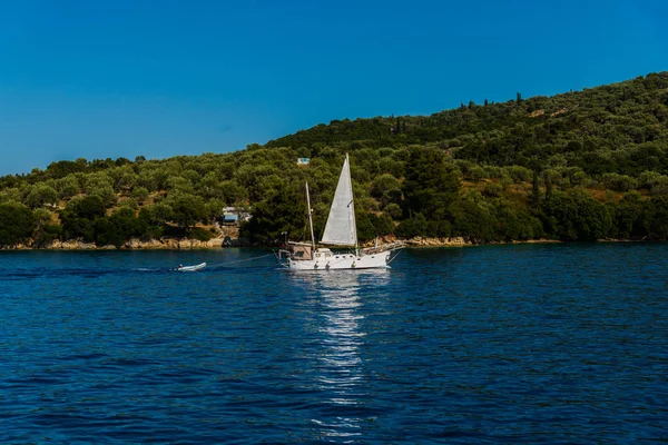 Kefalonia Grecja Lipca 2017 Łódź Morzu Fiskardo Bay — Zdjęcie stockowe