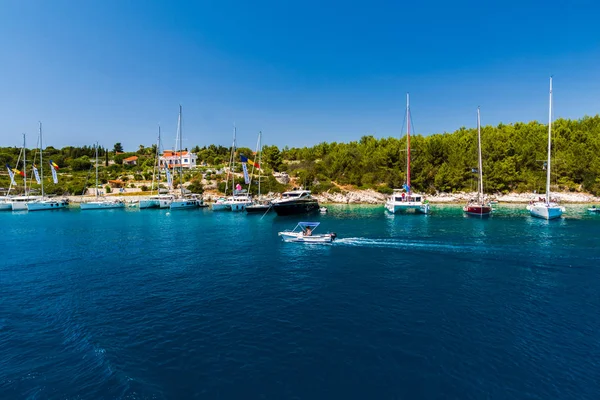 Kefalonia Griechenland Juli 2017 Boote Auf Meer Fiskardo Bucht — Stockfoto