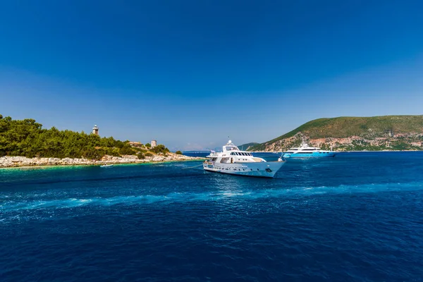 Kefalonia Griechenland Juli 2017 Boote Auf Meer Fiskardo Bucht — Stockfoto