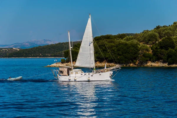 Kefalonia Grécia Julho 2017 Barco Mar Baía Fiskardo — Fotografia de Stock