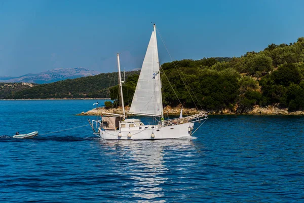 Kefalonia, Yunanistan - 11 Temmuz 2017: Fiskardo Körfezi'nde denizde tekne.