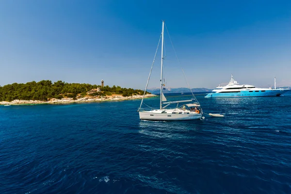 Kefalonia Yunanistan Temmuz 2017 Fiskardo Körfezi Nde Denizde Tekneler — Stok fotoğraf