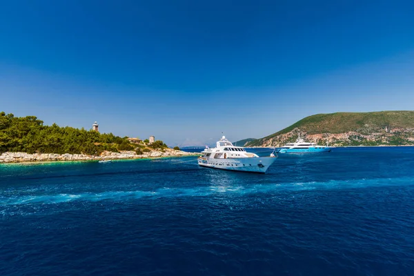 Kefalonia Griechenland Juli 2017 Boote Auf Meer Fiskardo Bucht — Stockfoto