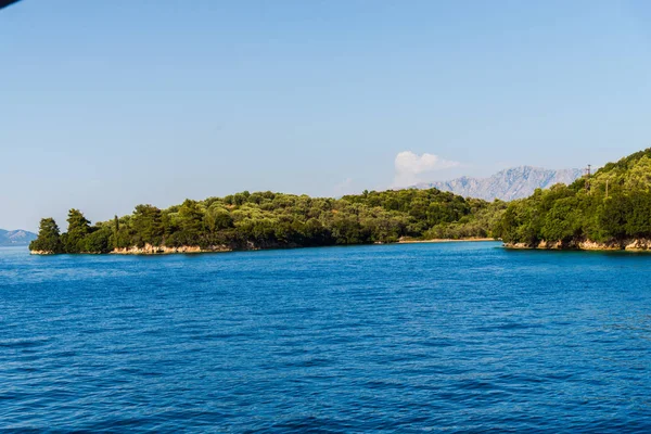 Yemyeşil ağaçlar ve çalılar, Yunanistan ile deniz Akdeniz sahil.