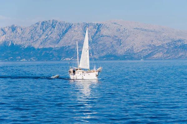 Kefalonia Yunanistan Temmuz 2017 Fiskardo Körfezi Nde Denizde Tekne — Stok fotoğraf