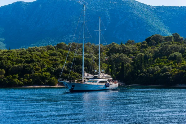 Kefalonia Yunanistan Temmuz 2017 Fiskardo Körfezi Nde Denizde Tekne — Stok fotoğraf