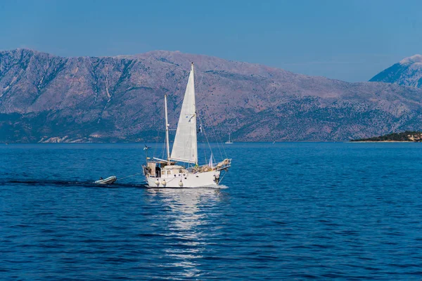 Kefalonia Yunanistan Temmuz 2017 Fiskardo Körfezi Nde Denizde Tekne — Stok fotoğraf