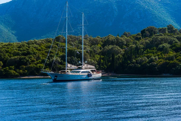 Kefalonia, Yunanistan - 11 Temmuz 2017: Fiskardo Körfezi'nde denizde tekne.