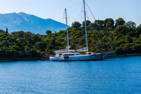 Kefalonia Yunanistan Temmuz 2017 Fiskardo Körfezi Nde Denizde Tekne — Stok fotoğraf