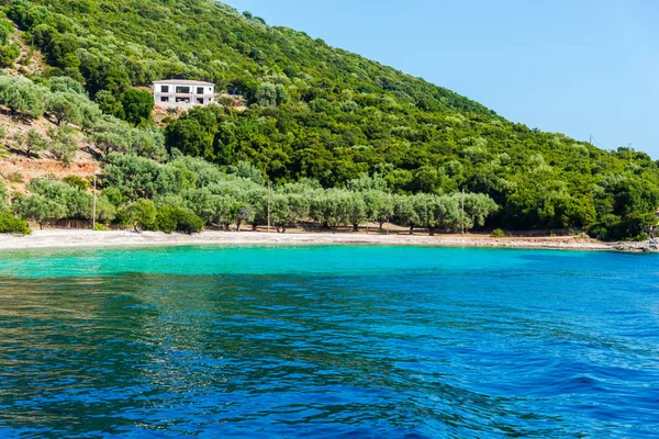 Pobřeží Středozemního Moře Zelenými Stromy Keři Řecko — Stock fotografie