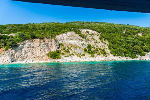 Costa Mediterrâneo Com Árvores Verdes Arbustos Grécia — Fotografia de Stock