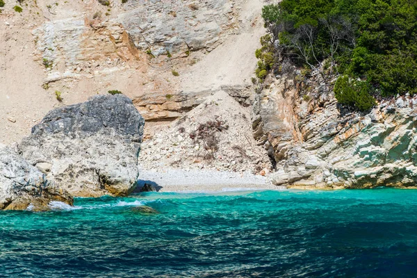 Yeşil Deniz Suyu Ile Dalgalar Kayalık Sahil — Stok fotoğraf