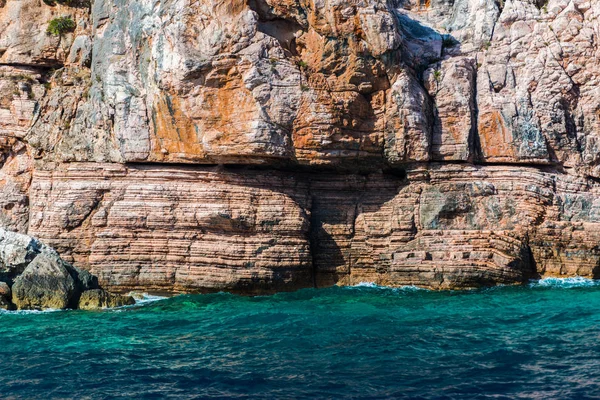 Kayalık Sahil Yeşil Deniz Suyu — Stok fotoğraf