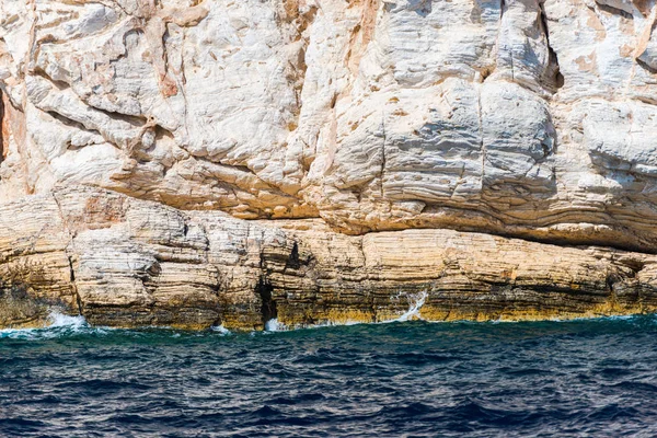 Βραχώδη Ακτή Και Θάλασσα Νερό — Φωτογραφία Αρχείου