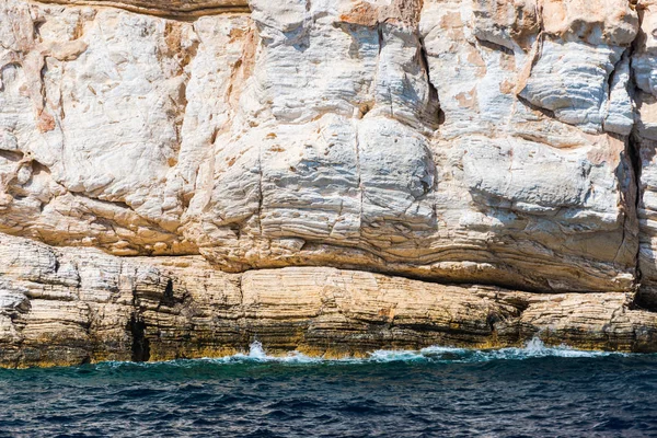 Kayalık Sahil Deniz Suyu — Stok fotoğraf