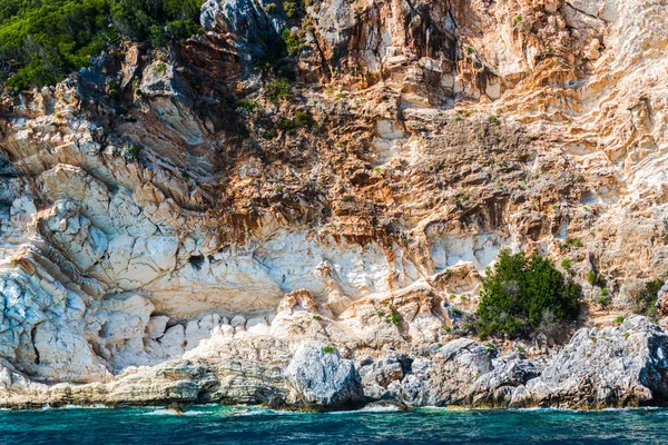 撒丁岛的岩石海岸和海水 — 图库照片