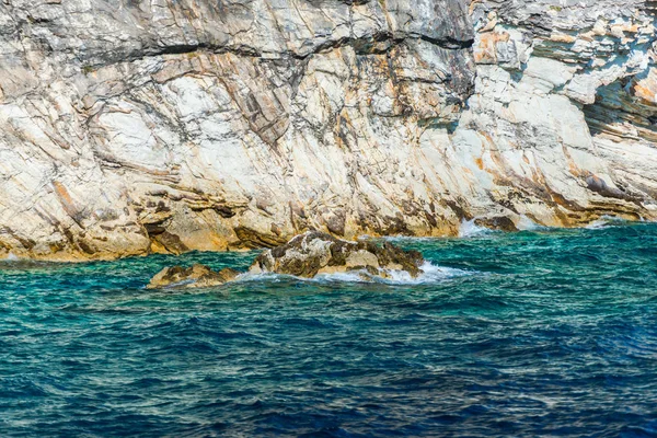在撒丁岛的奥罗塞湾 绿色的蓝色海水与海浪和岩石海岸 — 图库照片