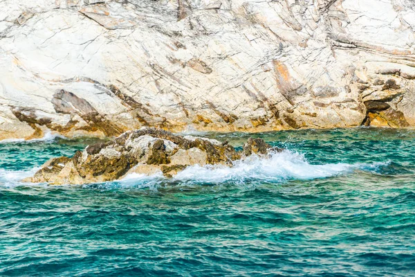 在撒丁岛的奥罗塞湾 绿色的蓝色海水与海浪和岩石海岸 — 图库照片