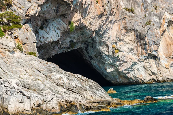 Cliff Med Stenar Och Medelhavet Grekland — Stockfoto
