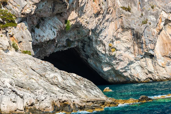 Cliff Kayalar Akdeniz Yunanistan — Stok fotoğraf