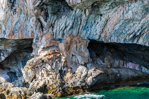 Cliff Com Rochas Mar Mediterrâneo Grécia — Fotografia de Stock