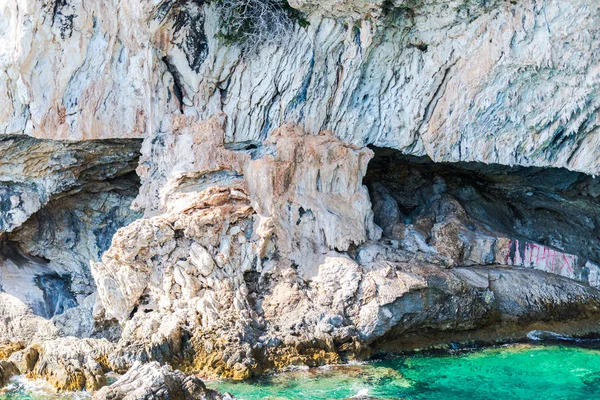 Cliff Kayalar Akdeniz Yunanistan — Stok fotoğraf
