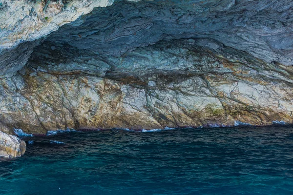 Klippe Mit Felsen Und Mittelmeer Griechenland — Stockfoto