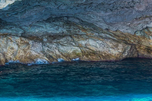 Acantilado Con Rocas Mar Mediterráneo Grecia —  Fotos de Stock
