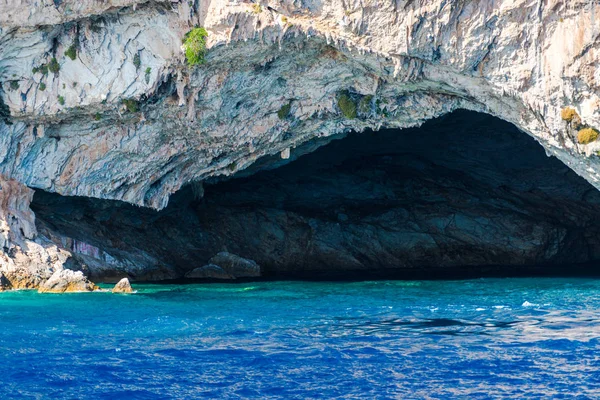 Cliff Com Rochas Mar Mediterrâneo Grécia — Fotografia de Stock