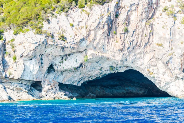 Cliff kayalar ve Akdeniz, Yunanistan.