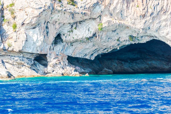 Klippe Mit Felsen Und Mittelmeer Griechenland — Stockfoto