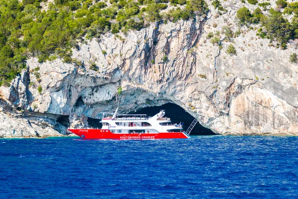 Röd Kryssning Båt Blå Havsvatten — Stockfoto