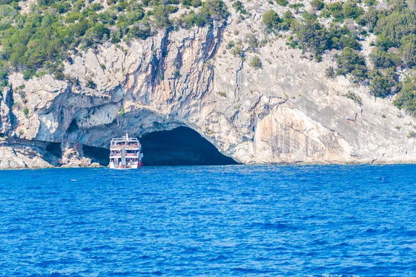 Cruise Boat Blue Water Cave Rocky Mountain — стоковое фото