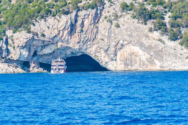 Лодка Море Возле Пещеры Скалистой Горе — стоковое фото