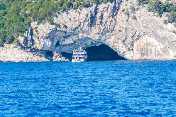 Лодка Море Возле Пещеры Скалистой Горе — стоковое фото