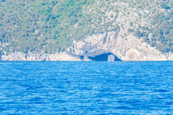 Ausflugssegelboot Ionischen Meer Der Nähe Der Insel Lefkada Mit Höhle — Stockfoto