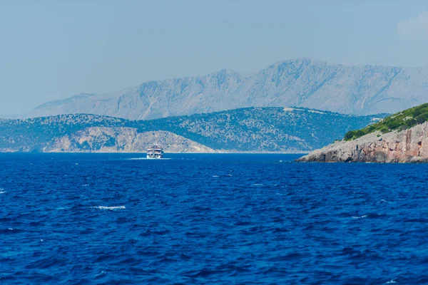 Kefalonia Grécia Julho 2017 Barco Mar Baía Fiskardo — Fotografia de Stock
